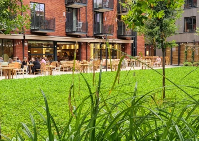 Aménagement de la terrasse et du jardin de l&rsquo;hôtel, restaurant et coworking de l&rsquo;hôtel Mob House à Saint-Ouen