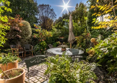 Horticulture et Jardins aménage une cour pavée dans le 16e arrondissement de Paris